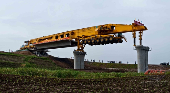 鐵路架橋機