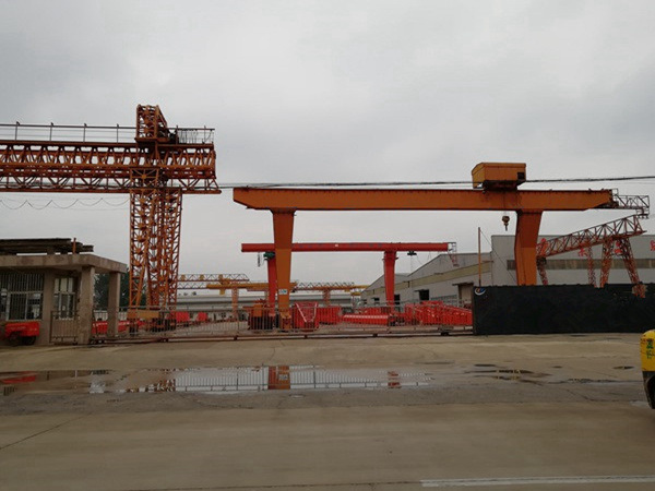 湖北孝感門式起重機(jī)廠家與門座式起重機(jī)不同