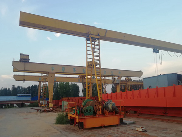 內(nèi)蒙古包頭龍門吊公司起吊剛箱梁