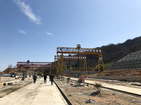 四川宜賓龍門吊廠家吊重物