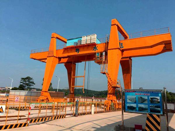 湖北恩施龍門吊租賃 龍門吊吊裝剛性空心板梁的